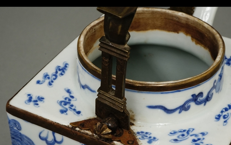 古玩陶瓷青花五世同堂茶壺拍賣,當前價格10000元