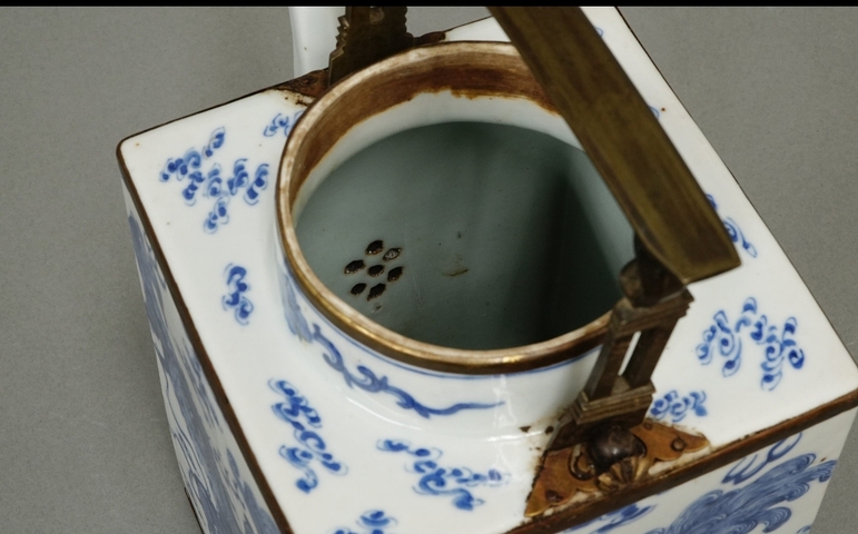 古玩陶瓷青花五世同堂茶壺拍賣,當前價格10000元