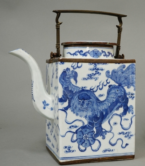 古玩陶瓷青花五世同堂茶壺拍賣,當前價格10000元