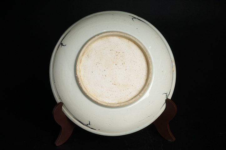 古玩陶瓷清乾隆·青花柳下人物紋大盤真品鑒賞圖