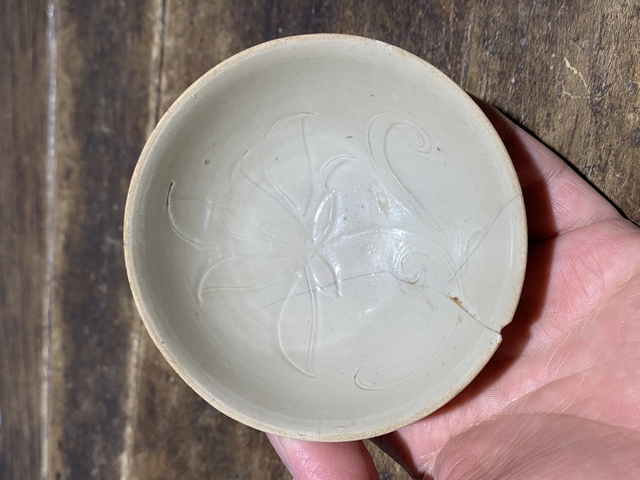 古玩陶瓷宋代五大名窯之一定窯刻萱草紋茶盞拍賣，當(dāng)前價(jià)格5980元