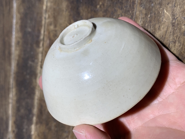 古玩陶瓷宋代五大名窯之一定窯刻萱草紋茶盞拍賣，當(dāng)前價(jià)格5980元