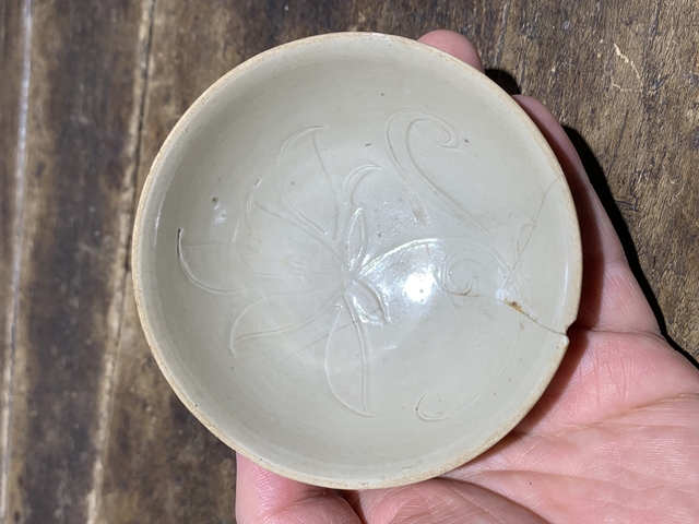 古玩陶瓷宋代五大名窯之一定窯刻萱草紋茶盞拍賣，當(dāng)前價(jià)格5980元