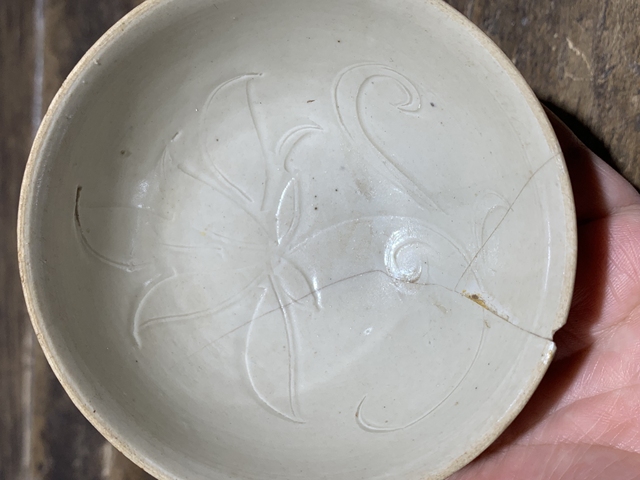 古玩陶瓷宋代五大名窯之一定窯刻萱草紋茶盞拍賣，當(dāng)前價(jià)格5980元
