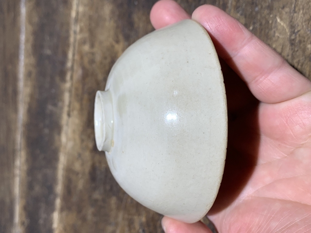 古玩陶瓷宋代五大名窯之一定窯刻萱草紋茶盞拍賣，當(dāng)前價(jià)格5980元