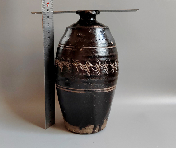 古玩陶瓷明代·黑釉刻水波紋梅瓶拍賣，當(dāng)前價格999元