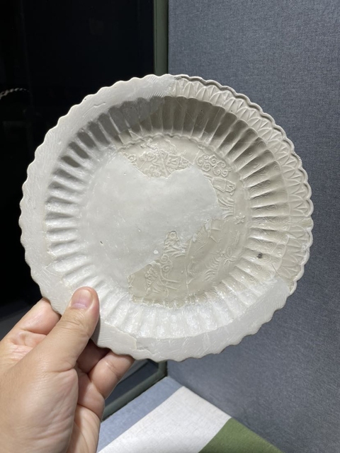 古玩陶瓷館藏級宋五大名窯定窯人物紋花口大賞盤拍賣,當前價格1980元