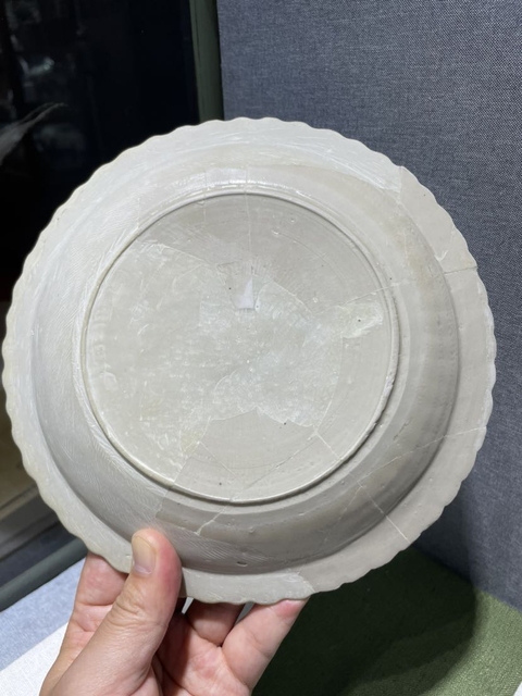 古玩陶瓷館藏級宋五大名窯定窯人物紋花口大賞盤拍賣,當前價格1980元