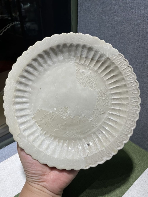 古玩陶瓷館藏級宋五大名窯定窯人物紋花口大賞盤拍賣,當前價格1980元