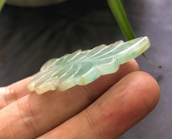 古玩玉器清代翡翠雕“花卉佩”拍賣(mài)，當(dāng)前價(jià)格2800元