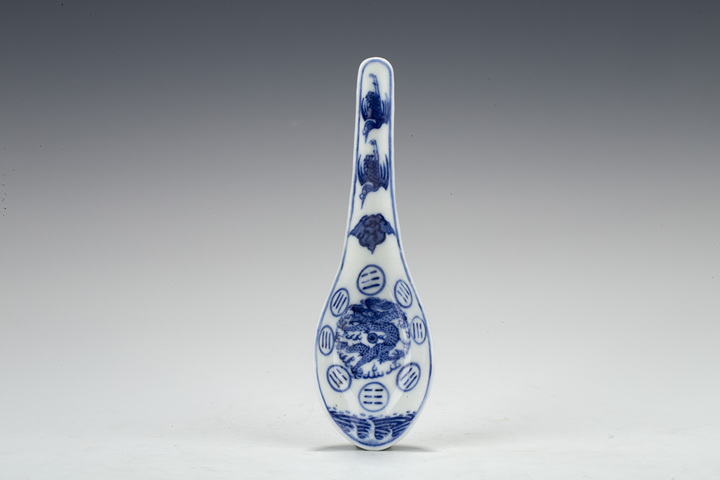 古玩陶瓷清光緒·青花云鶴八卦龍紋羹匙（官）
真品鑒賞圖