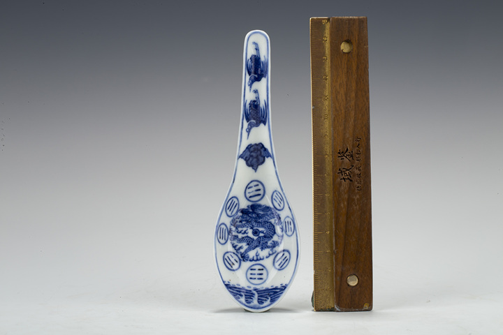 古玩陶瓷清光緒·青花云鶴八卦龍紋羹匙（官）
真品鑒賞圖
