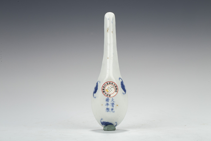 古玩陶瓷清光緒·青花云鶴八卦龍紋羹匙（官）
真品鑒賞圖