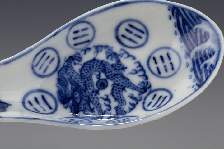 古玩陶瓷清光緒·青花云鶴八卦龍紋羹匙（官）
真品鑒賞圖
