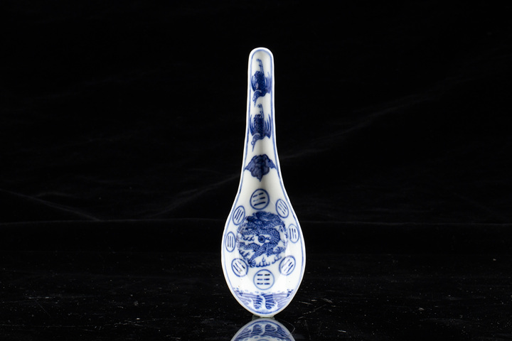古玩陶瓷清光緒·青花云鶴八卦龍紋羹匙（官）
真品鑒賞圖