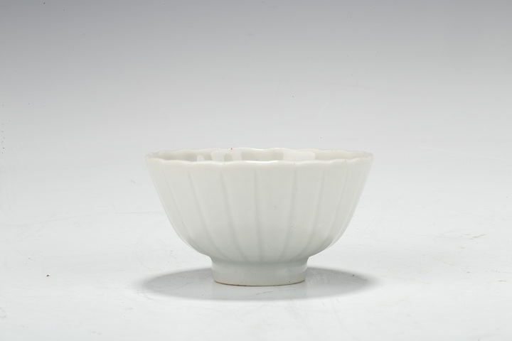 古玩陶瓷晚清·白釉花口杯真品鑒賞圖