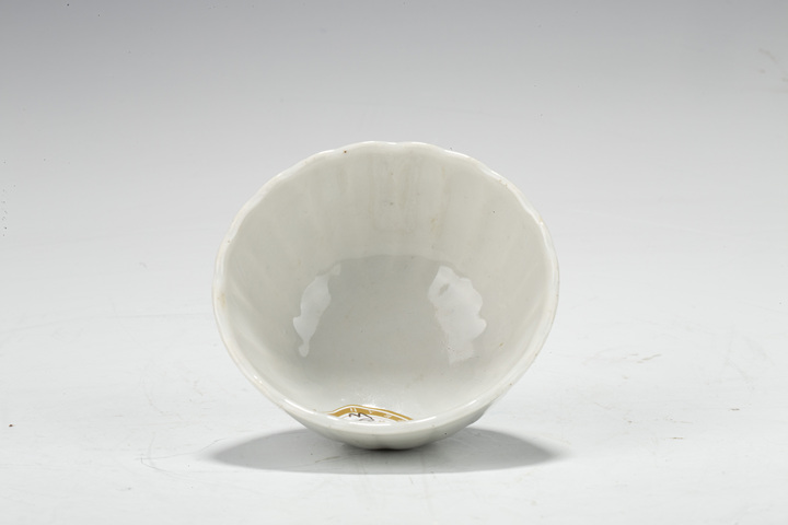 古玩陶瓷晚清·白釉花口杯真品鑒賞圖