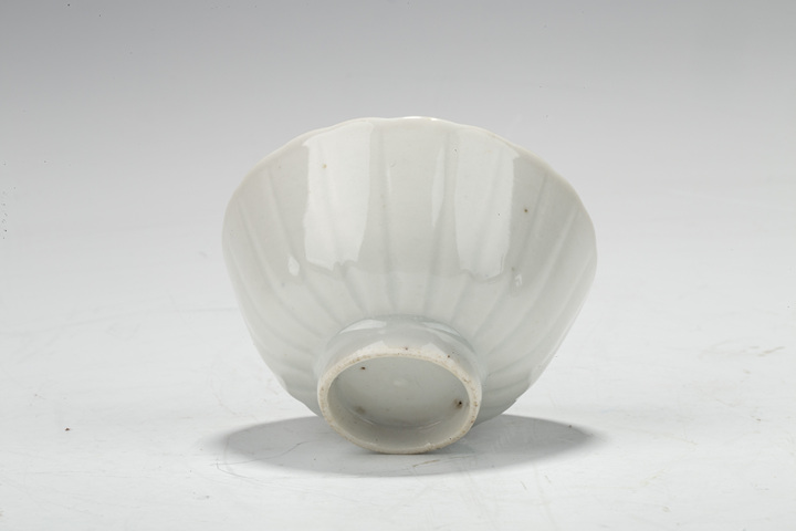 古玩陶瓷晚清·白釉花口杯真品鑒賞圖