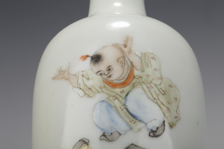 古玩陶瓷民國·粉彩嬰戲紋小瓶真品鑒賞圖