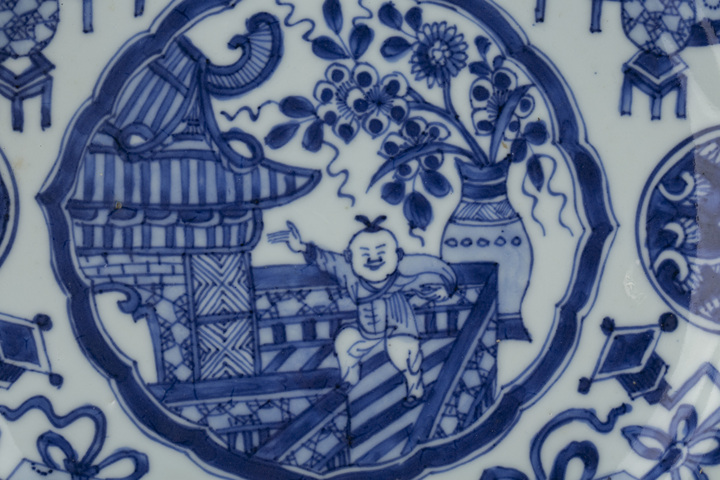 古玩陶瓷清康熙·青花博古皮球花嬰戲紋盤真品鑒賞圖