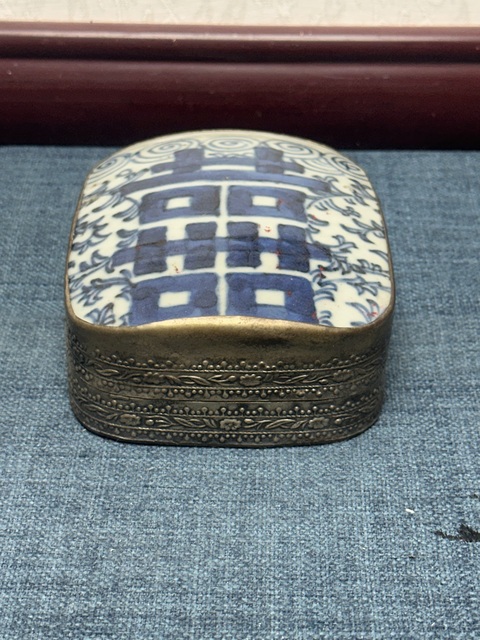 古玩陶瓷清中期纏枝花囍字紋青花蓋盒拍賣，當前價格269元