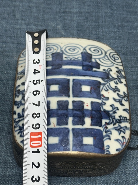 古玩陶瓷清中期纏枝花囍字紋青花蓋盒拍賣，當前價格269元