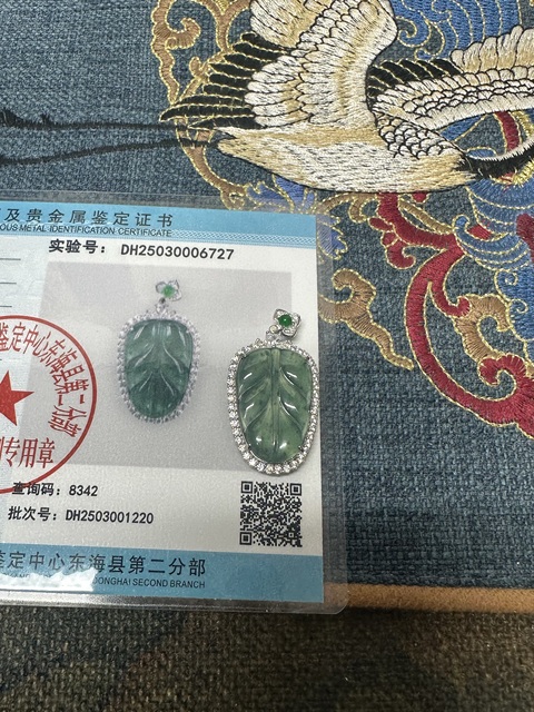 古玩陶瓷精品大家大葉翡翠胸墜拍賣,當(dāng)前價(jià)格980元