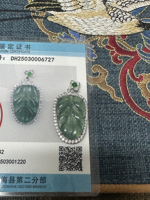 古玩陶瓷精品大家大葉翡翠胸墜拍賣,當(dāng)前價(jià)格980元