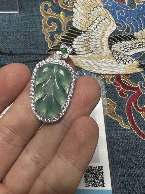 古玩陶瓷精品大家大葉翡翠胸墜拍賣,當(dāng)前價(jià)格980元