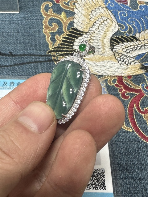 古玩陶瓷精品大家大葉翡翠胸墜拍賣,當(dāng)前價(jià)格980元