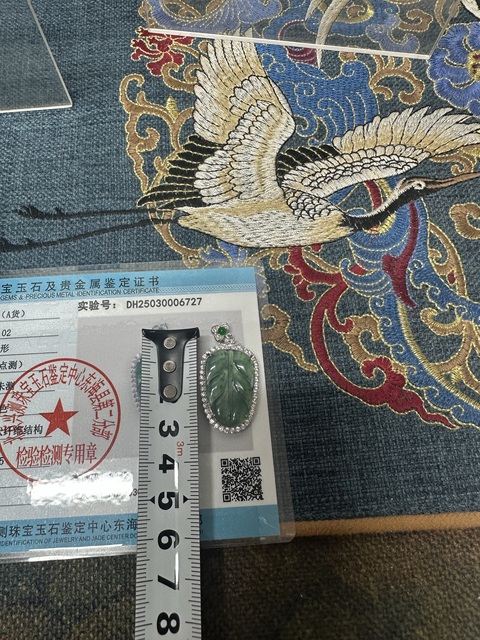 古玩陶瓷精品大家大葉翡翠胸墜拍賣,當(dāng)前價(jià)格980元