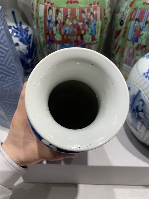 古玩陶瓷晚清光緒青花冰梅開窗博古紋瓶拍賣，當前價格7600元