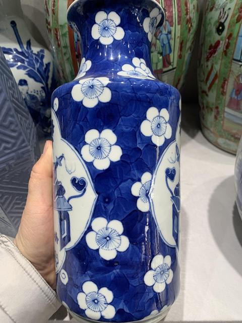 古玩陶瓷晚清光緒青花冰梅開窗博古紋瓶拍賣，當前價格7600元