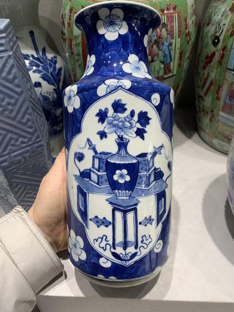 古玩陶瓷晚清光緒青花冰梅開窗博古紋瓶拍賣，當前價格7600元