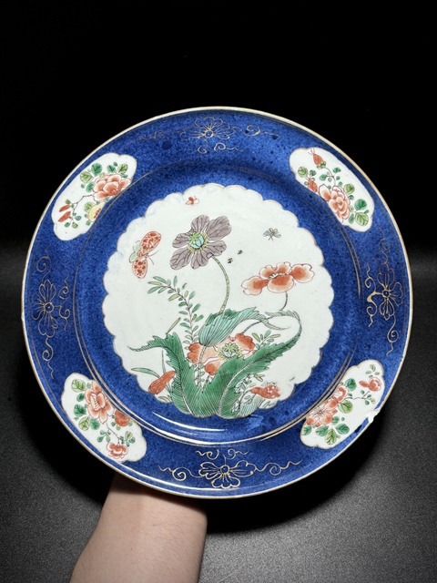 古玩陶瓷清康熙·灑藍(lán)釉開窗五彩“蝶戀花”花卉紋折沿盤拍賣,當(dāng)前價(jià)格2850元
