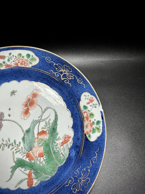 古玩陶瓷清康熙·灑藍(lán)釉開窗五彩“蝶戀花”花卉紋折沿盤拍賣,當(dāng)前價(jià)格2850元