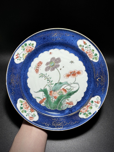 古玩陶瓷清康熙·灑藍(lán)釉開窗五彩“蝶戀花”花卉紋折沿盤拍賣,當(dāng)前價(jià)格2850元
