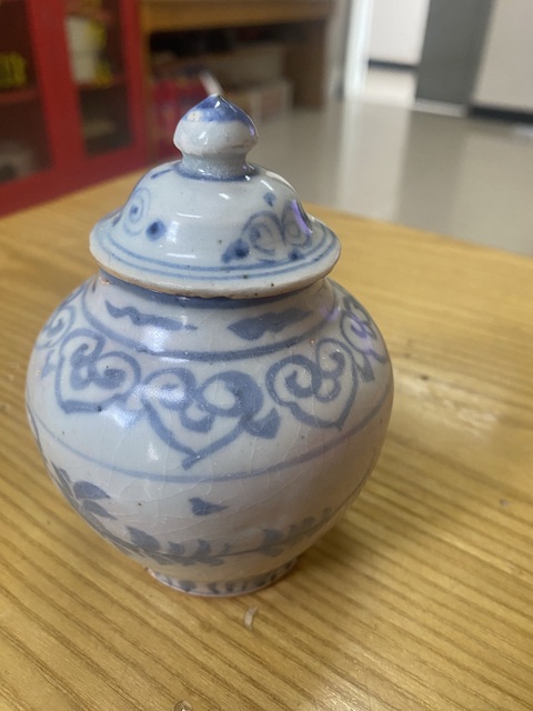 古玩陶瓷青花花卉紋蓋罐真品鑒賞圖