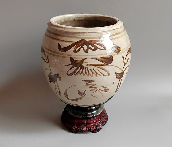 古玩陶瓷明代白地褐彩雙色釉花卉壽字紋罐拍賣，當前價格1650元