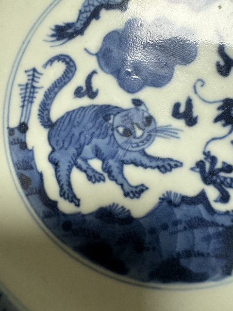 古玩陶瓷清嘉慶青花龍虎紋花口盤真品鑒賞圖