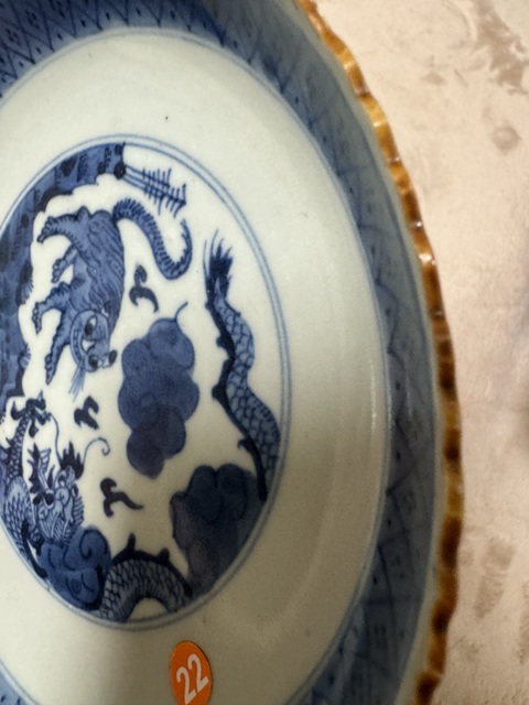 古玩陶瓷清嘉慶青花龍虎紋花口盤真品鑒賞圖