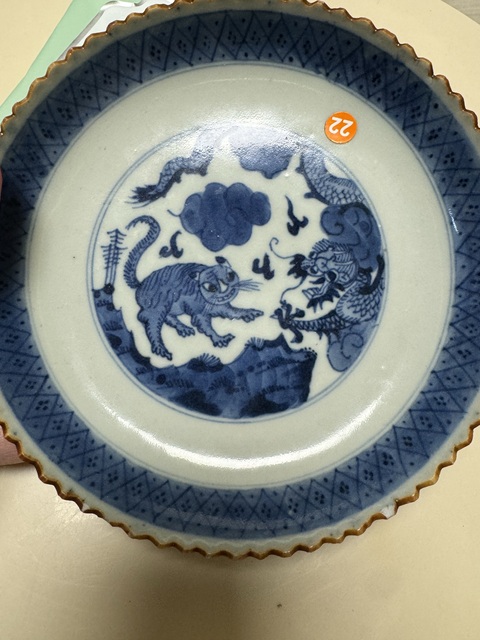古玩陶瓷清嘉慶青花龍虎紋花口盤真品鑒賞圖