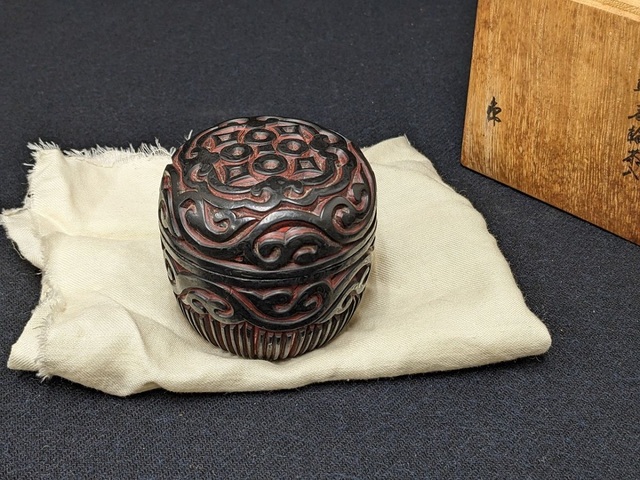 古玩雜項剔犀圓盒真品鑒賞圖