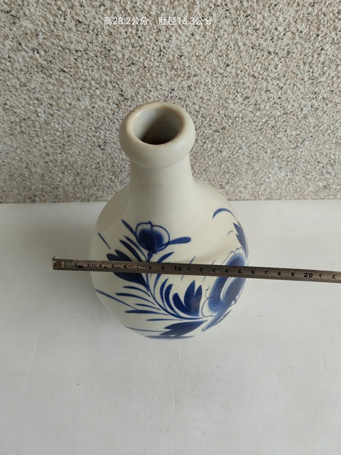 古玩陶瓷花卉紋青花瓶真品鑒賞圖