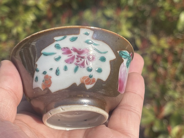 古玩陶瓷醬釉粉彩花卉杯真品鑒賞圖