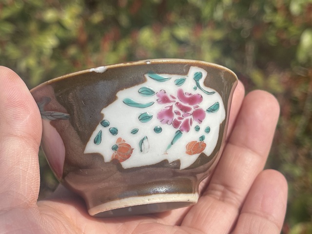 古玩陶瓷醬釉粉彩花卉杯真品鑒賞圖