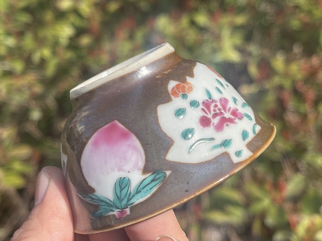 古玩陶瓷醬釉粉彩花卉杯真品鑒賞圖