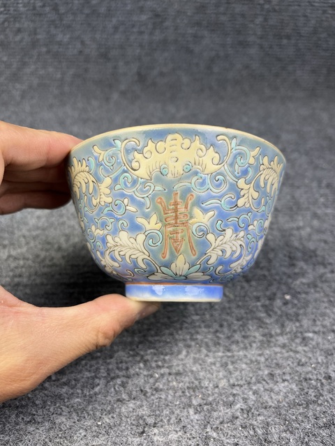 古玩陶瓷藍地粉彩福壽寶相花紋杯真品鑒賞圖