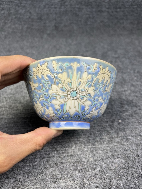 古玩陶瓷藍地粉彩福壽寶相花紋杯真品鑒賞圖