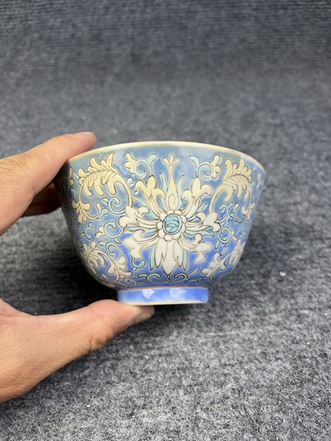 古玩陶瓷藍地粉彩福壽寶相花紋杯真品鑒賞圖